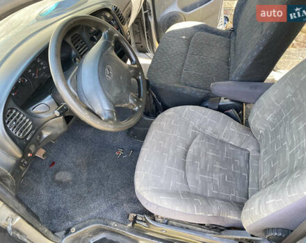 Серый Хендай H-1, объемом двигателя 2.48 л и пробегом 300 тыс. км за 3300 $, фото 10 на Automoto.ua