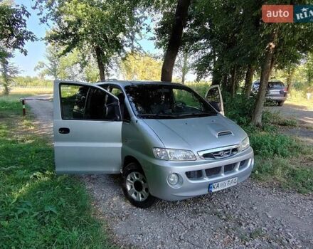 Серый Хендай H-1, объемом двигателя 2.5 л и пробегом 355 тыс. км за 5400 $, фото 5 на Automoto.ua