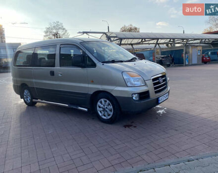 Серый Хендай H-1, объемом двигателя 2.48 л и пробегом 311 тыс. км за 5799 $, фото 3 на Automoto.ua