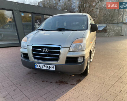 Серый Хендай H-1, объемом двигателя 2.48 л и пробегом 311 тыс. км за 5799 $, фото 1 на Automoto.ua