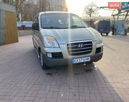 Серый Хендай H-1, объемом двигателя 2.48 л и пробегом 311 тыс. км за 5799 $, фото 2 на Automoto.ua