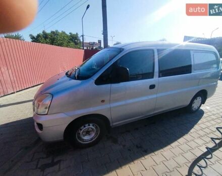 Серый Хендай H-1, объемом двигателя 2.35 л и пробегом 250 тыс. км за 4800 $, фото 2 на Automoto.ua