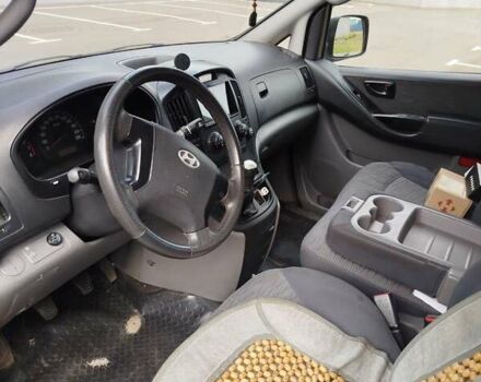 Серый Хендай H-1, объемом двигателя 2.36 л и пробегом 554 тыс. км за 6200 $, фото 3 на Automoto.ua