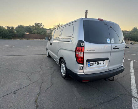 Серый Хендай H-1, объемом двигателя 2.5 л и пробегом 193 тыс. км за 8200 $, фото 6 на Automoto.ua