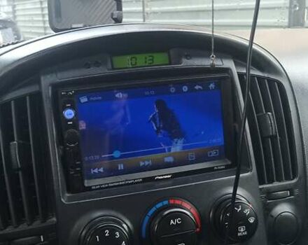 Серый Хендай H-1, объемом двигателя 2.5 л и пробегом 311 тыс. км за 8700 $, фото 8 на Automoto.ua