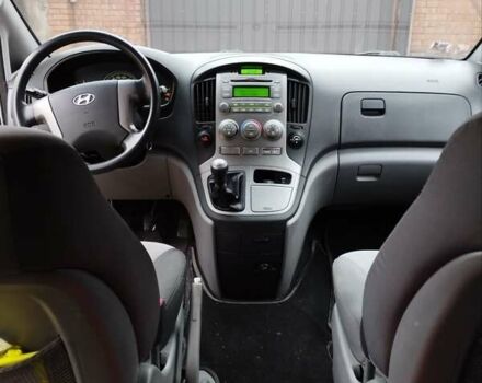 Серый Хендай H-1, объемом двигателя 2.5 л и пробегом 324 тыс. км за 7999 $, фото 1 на Automoto.ua