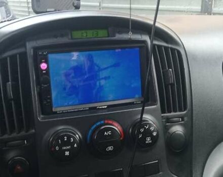 Серый Хендай H-1, объемом двигателя 2.5 л и пробегом 311 тыс. км за 8700 $, фото 7 на Automoto.ua