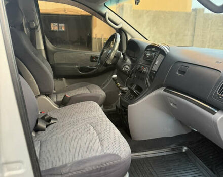 Сірий Хендай H-1, об'ємом двигуна 2.5 л та пробігом 265 тис. км за 6900 $, фото 12 на Automoto.ua