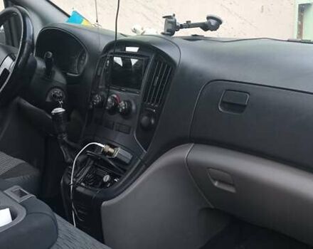 Серый Хендай H-1, объемом двигателя 2.5 л и пробегом 311 тыс. км за 8700 $, фото 9 на Automoto.ua