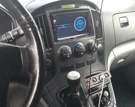 Серый Хендай H-1, объемом двигателя 2.5 л и пробегом 311 тыс. км за 8700 $, фото 4 на Automoto.ua