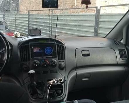 Серый Хендай H-1, объемом двигателя 2.5 л и пробегом 311 тыс. км за 8700 $, фото 6 на Automoto.ua