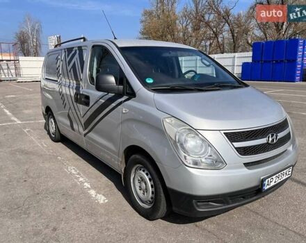 Серый Хендай H-1, объемом двигателя 2.5 л и пробегом 275 тыс. км за 7400 $, фото 17 на Automoto.ua
