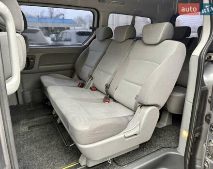 Серый Хендай H-1, объемом двигателя 2.5 л и пробегом 219 тыс. км за 11000 $, фото 9 на Automoto.ua