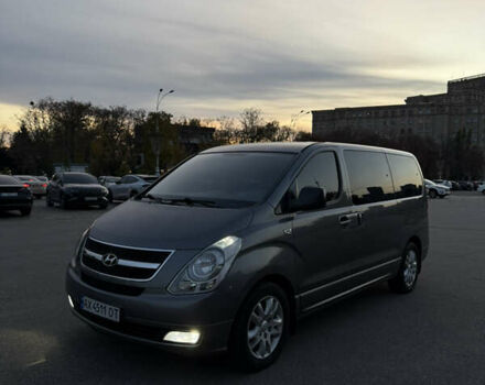 Серый Хендай H-1, объемом двигателя 2.5 л и пробегом 219 тыс. км за 11000 $, фото 1 на Automoto.ua