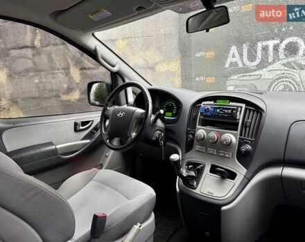 Серый Хендай H-1, объемом двигателя 2.5 л и пробегом 219 тыс. км за 11000 $, фото 13 на Automoto.ua