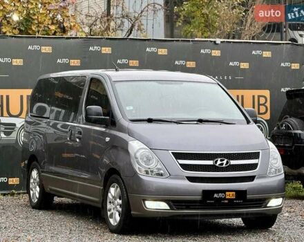 Серый Хендай H-1, объемом двигателя 2.5 л и пробегом 219 тыс. км за 11000 $, фото 2 на Automoto.ua