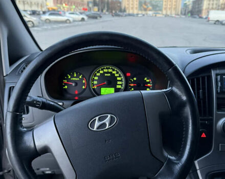 Серый Хендай H-1, объемом двигателя 2.5 л и пробегом 219 тыс. км за 11000 $, фото 13 на Automoto.ua