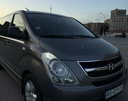 Серый Хендай H-1, объемом двигателя 2.5 л и пробегом 219 тыс. км за 11000 $, фото 2 на Automoto.ua