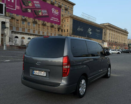 Серый Хендай H-1, объемом двигателя 2.5 л и пробегом 219 тыс. км за 11000 $, фото 4 на Automoto.ua