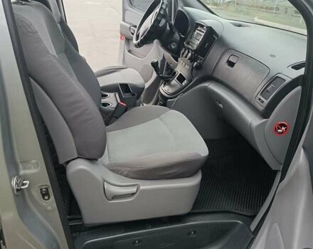 Сірий Хендай H-1, об'ємом двигуна 2.5 л та пробігом 334 тис. км за 11500 $, фото 2 на Automoto.ua