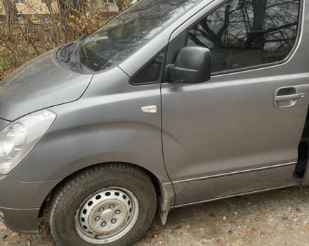 Серый Хендай H-1, объемом двигателя 2.5 л и пробегом 215 тыс. км за 14000 $, фото 1 на Automoto.ua