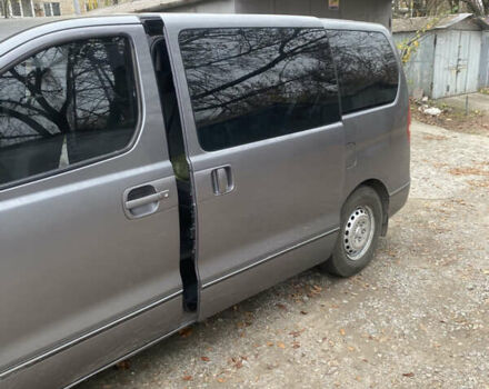 Серый Хендай H-1, объемом двигателя 2.5 л и пробегом 215 тыс. км за 14000 $, фото 2 на Automoto.ua