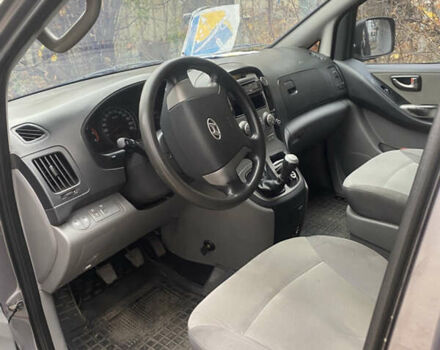 Серый Хендай H-1, объемом двигателя 2.5 л и пробегом 215 тыс. км за 14000 $, фото 6 на Automoto.ua