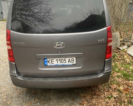 Серый Хендай H-1, объемом двигателя 2.5 л и пробегом 215 тыс. км за 14000 $, фото 4 на Automoto.ua