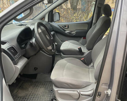 Серый Хендай H-1, объемом двигателя 2.5 л и пробегом 215 тыс. км за 14000 $, фото 7 на Automoto.ua