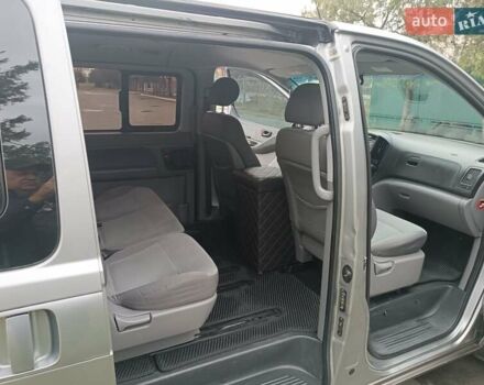 Сірий Хендай H-1, об'ємом двигуна 2.5 л та пробігом 334 тис. км за 11500 $, фото 3 на Automoto.ua