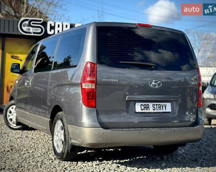 Серый Хендай H-1, объемом двигателя 2.5 л и пробегом 182 тыс. км за 12999 $, фото 2 на Automoto.ua