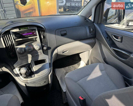 Сірий Хендай H-1, об'ємом двигуна 2.5 л та пробігом 182 тис. км за 13500 $, фото 38 на Automoto.ua