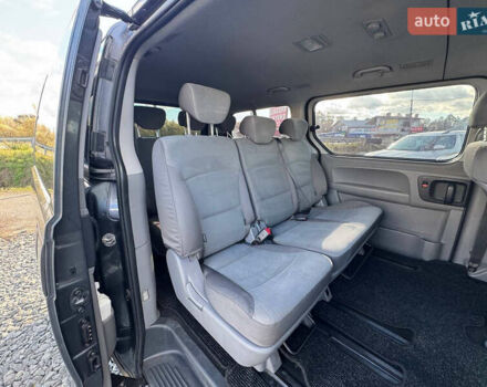 Серый Хендай H-1, объемом двигателя 2.5 л и пробегом 182 тыс. км за 12999 $, фото 39 на Automoto.ua