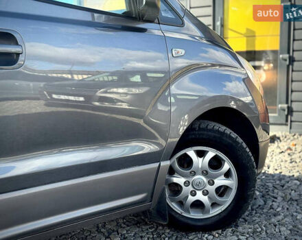 Серый Хендай H-1, объемом двигателя 2.5 л и пробегом 182 тыс. км за 12999 $, фото 29 на Automoto.ua