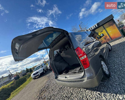 Серый Хендай H-1, объемом двигателя 2.5 л и пробегом 182 тыс. км за 12999 $, фото 46 на Automoto.ua