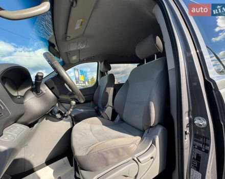 Серый Хендай H-1, объемом двигателя 2.5 л и пробегом 182 тыс. км за 12999 $, фото 48 на Automoto.ua