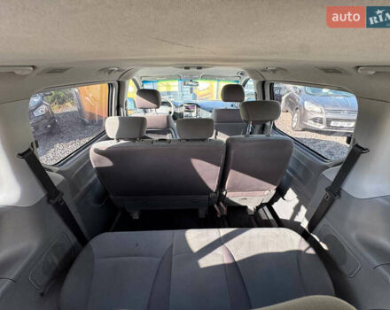 Серый Хендай H-1, объемом двигателя 2.5 л и пробегом 182 тыс. км за 12999 $, фото 45 на Automoto.ua