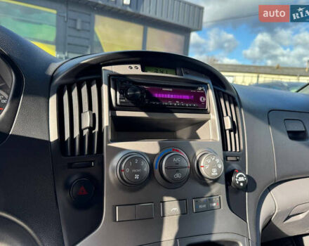 Серый Хендай H-1, объемом двигателя 2.5 л и пробегом 182 тыс. км за 12999 $, фото 55 на Automoto.ua