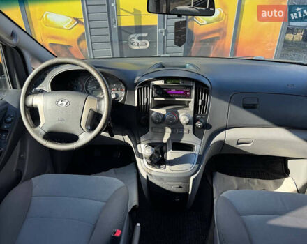 Серый Хендай H-1, объемом двигателя 2.5 л и пробегом 182 тыс. км за 12999 $, фото 36 на Automoto.ua