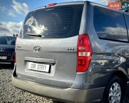 Серый Хендай H-1, объемом двигателя 2.5 л и пробегом 182 тыс. км за 12999 $, фото 27 на Automoto.ua