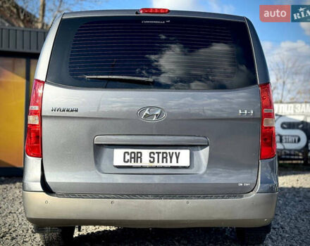 Серый Хендай H-1, объемом двигателя 2.5 л и пробегом 182 тыс. км за 12999 $, фото 26 на Automoto.ua