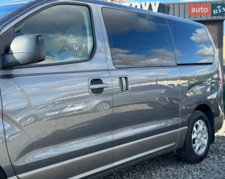 Серый Хендай H-1, объемом двигателя 2.5 л и пробегом 182 тыс. км за 12999 $, фото 9 на Automoto.ua