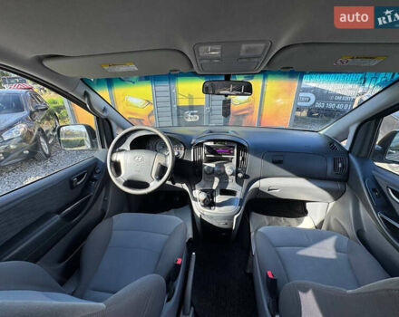 Серый Хендай H-1, объемом двигателя 2.5 л и пробегом 182 тыс. км за 12999 $, фото 4 на Automoto.ua