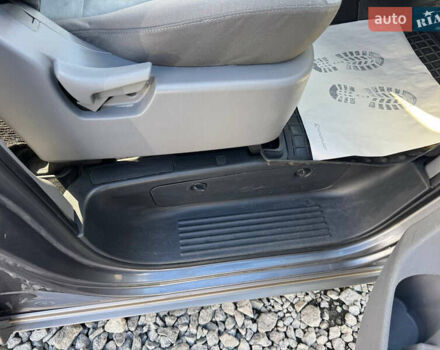 Серый Хендай H-1, объемом двигателя 2.5 л и пробегом 182 тыс. км за 12999 $, фото 33 на Automoto.ua