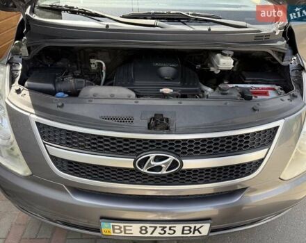 Серый Хендай H-1, объемом двигателя 2.5 л и пробегом 175 тыс. км за 14500 $, фото 3 на Automoto.ua