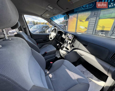 Сірий Хендай H-1, об'ємом двигуна 2.5 л та пробігом 182 тис. км за 13500 $, фото 31 на Automoto.ua