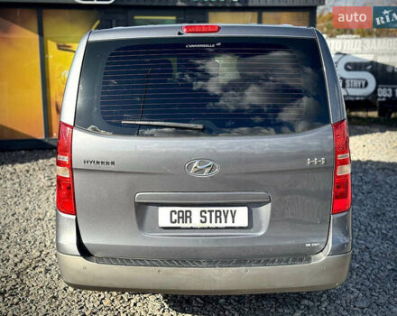 Серый Хендай H-1, объемом двигателя 2.5 л и пробегом 182 тыс. км за 12999 $, фото 25 на Automoto.ua