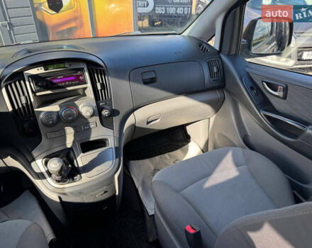 Серый Хендай H-1, объемом двигателя 2.5 л и пробегом 182 тыс. км за 12999 $, фото 38 на Automoto.ua