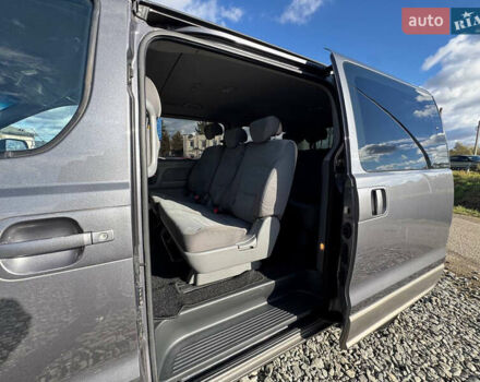 Серый Хендай H-1, объемом двигателя 2.5 л и пробегом 182 тыс. км за 12999 $, фото 47 на Automoto.ua