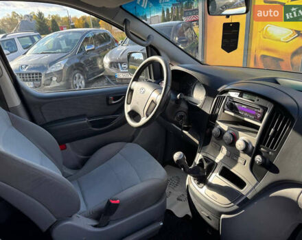 Серый Хендай H-1, объемом двигателя 2.5 л и пробегом 182 тыс. км за 12999 $, фото 34 на Automoto.ua